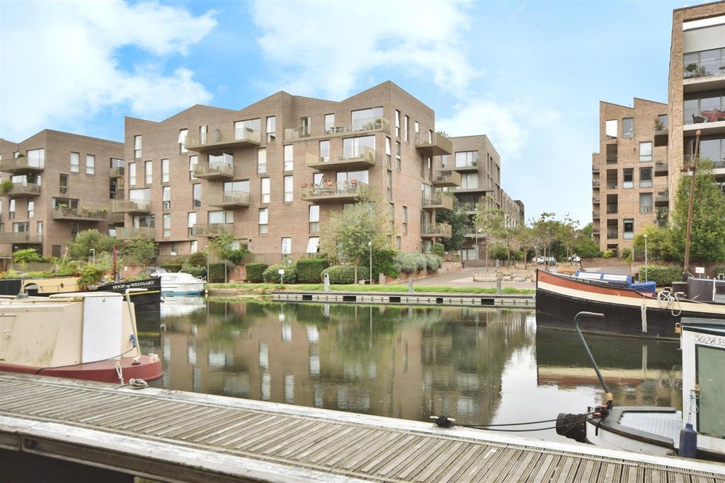 3 bed flat for saleHalyard Court, Durham Wharf Drive, Brentford TW8