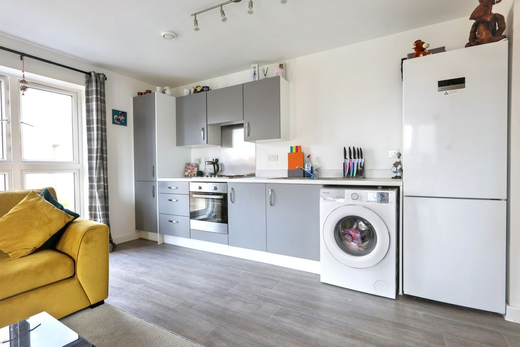Additional image 5 of 2 bed flat for sale21 Hop House Furrow Crescent, Curbridge, Witney OX29