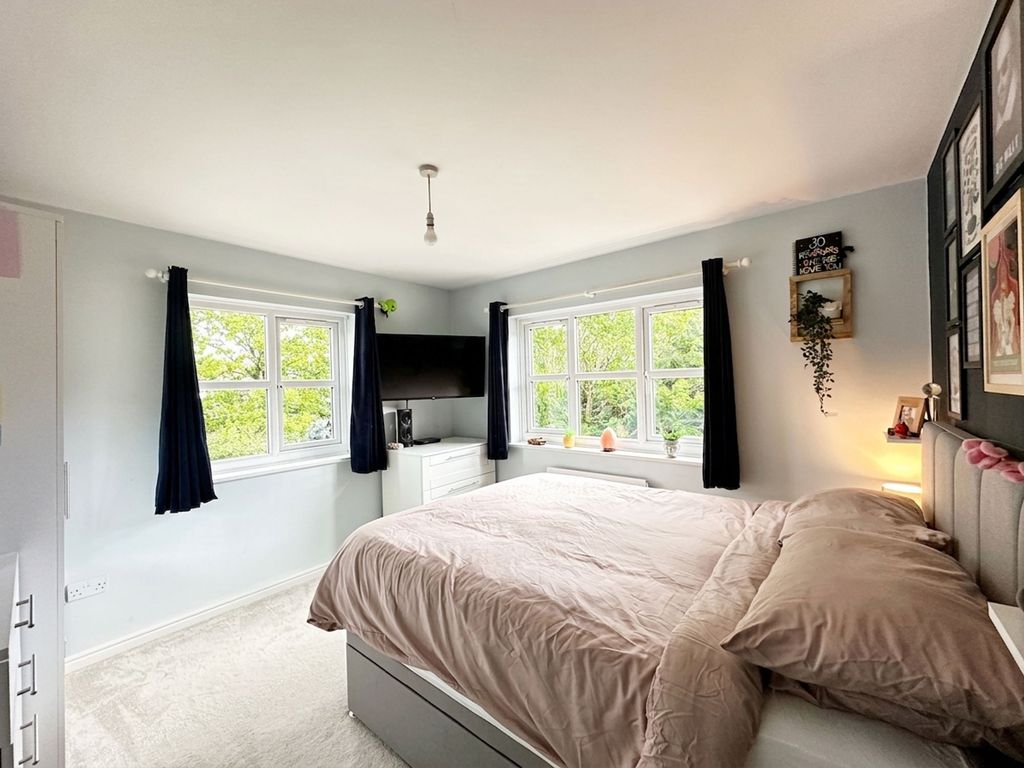 Additional image 9 of 2 bed flat for saleBramble Tye, Noak Bridge SS15