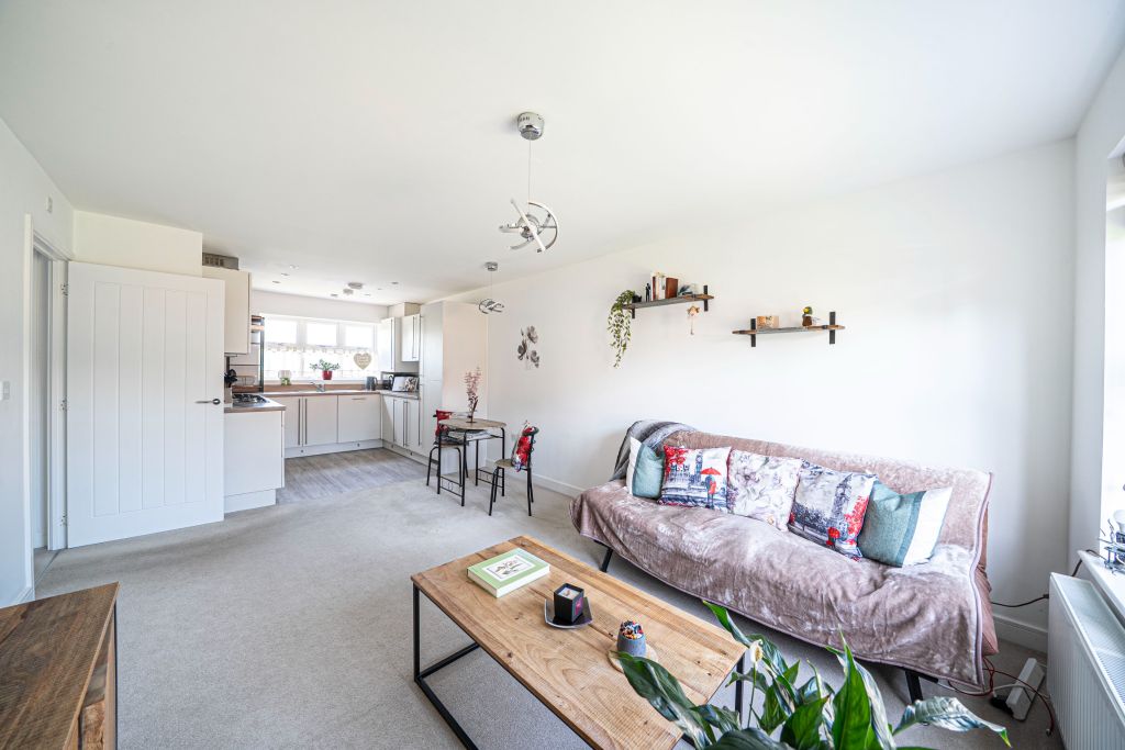 2 bed flat for saleDraper Close, Andover SP11 photo 4