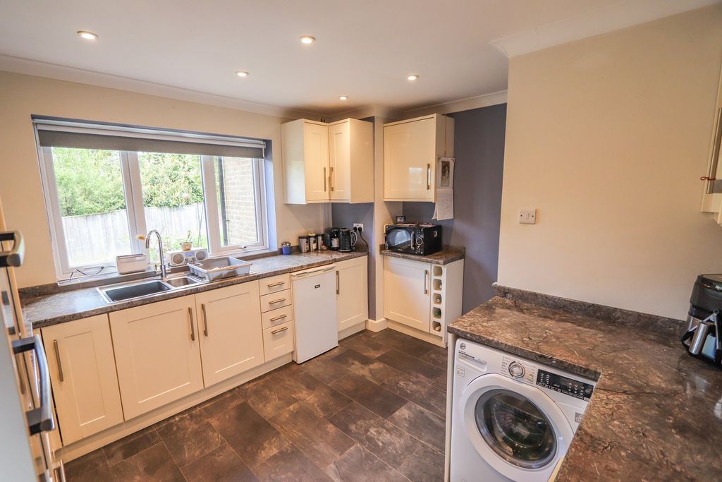 Additional image 2 of 3 bed detached house for saleStarrs Mead, Battle TN33