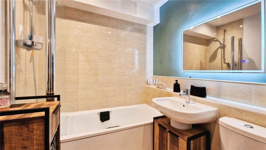 2 bed flat for saleLondon Road, Binfield, Bracknell, Berkshire RG42 photo 5