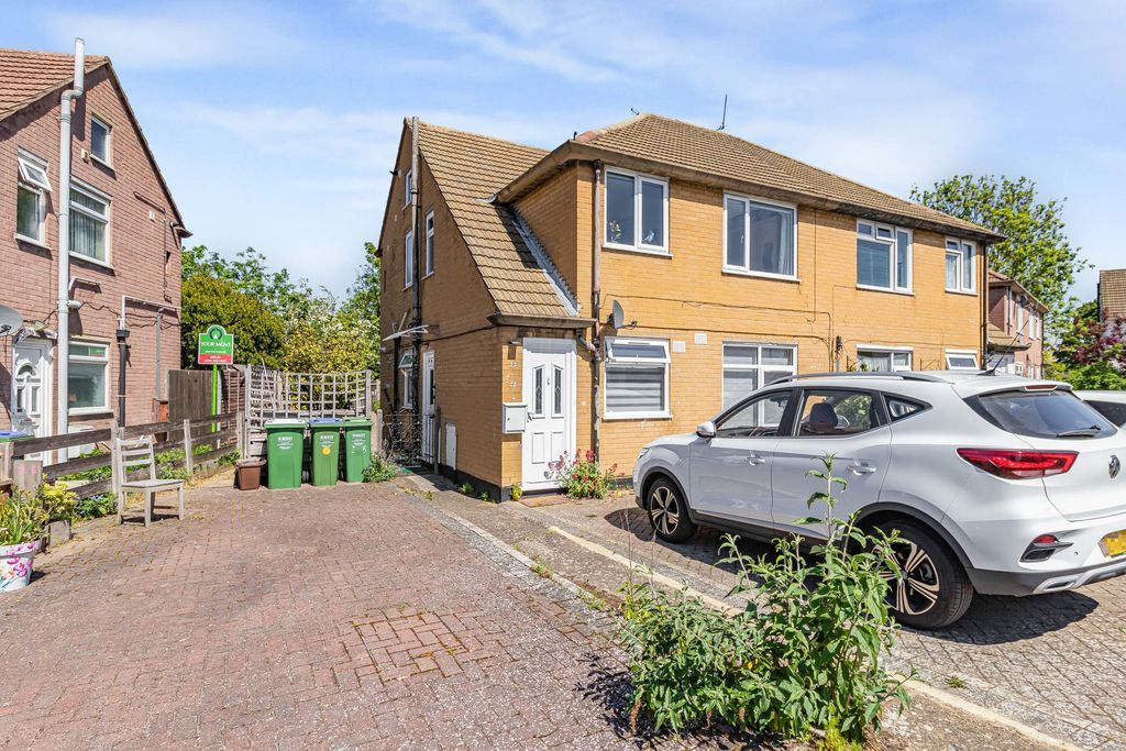 2 bed flat for saleBurr Close, Bexleyheath DA7