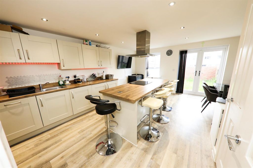 Additional image 2 of 4 bed town house for saleLakeside Boulevard, Lakeside, Doncaster DN4
