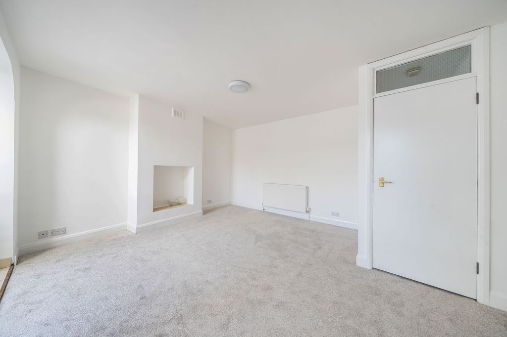 2 bed flat for saleCraddocks Parade, Ashtead KT21 photo 4