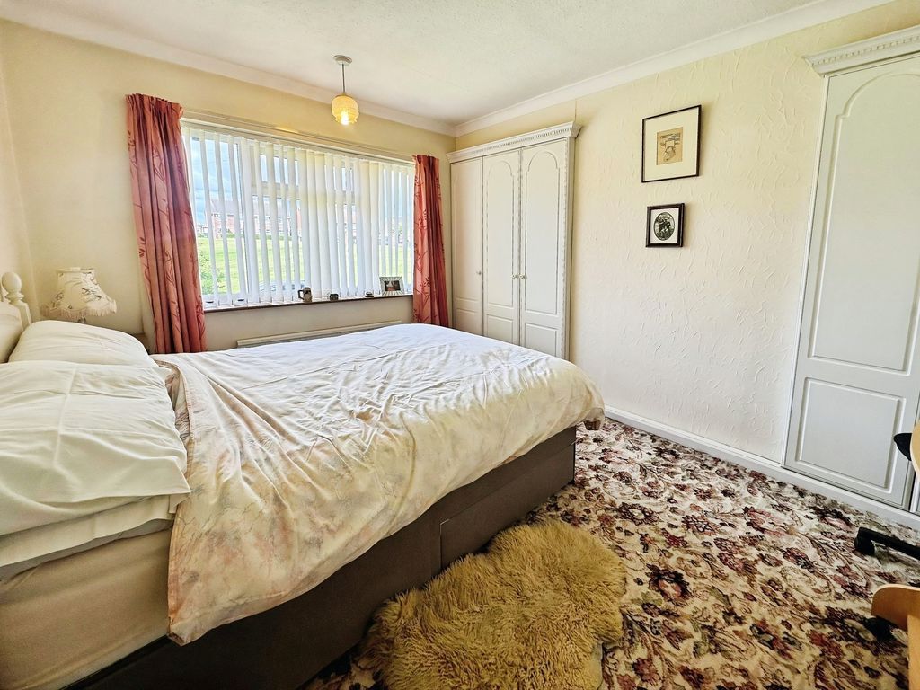 3 bed semi-detached house for salePark View, Blaydon-On-Tyne NE21 photo 5