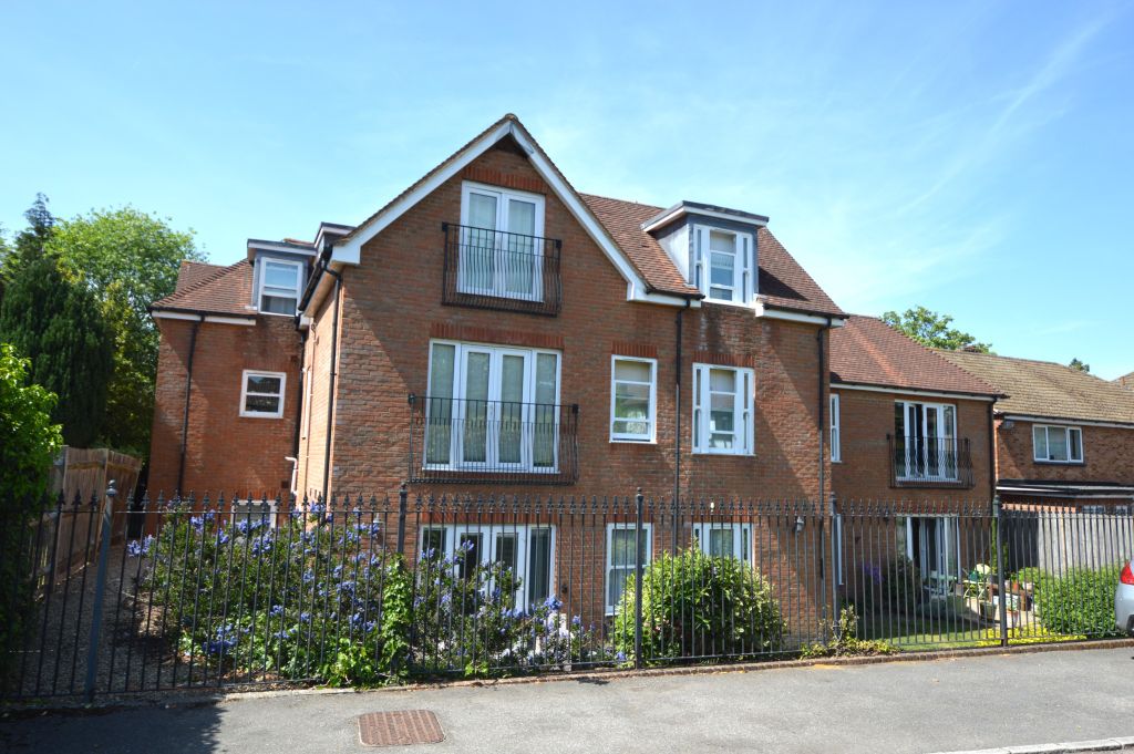 1 bed flat for saleLondon Road, Bagshot GU19