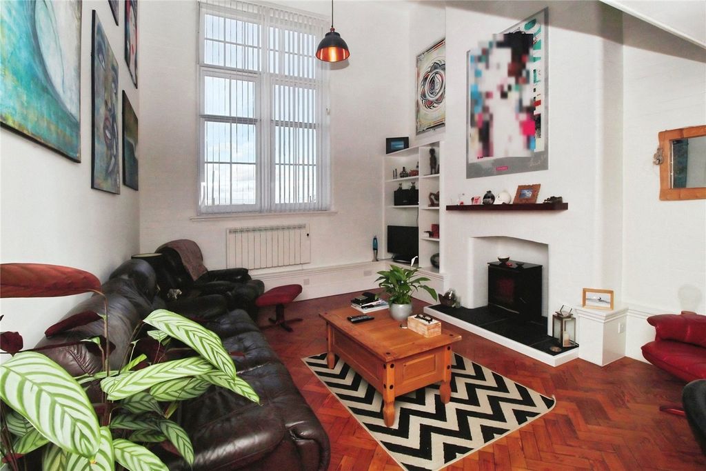 2 bed flat for saleGeneva Place, Bideford, Devon EX39 photo 2