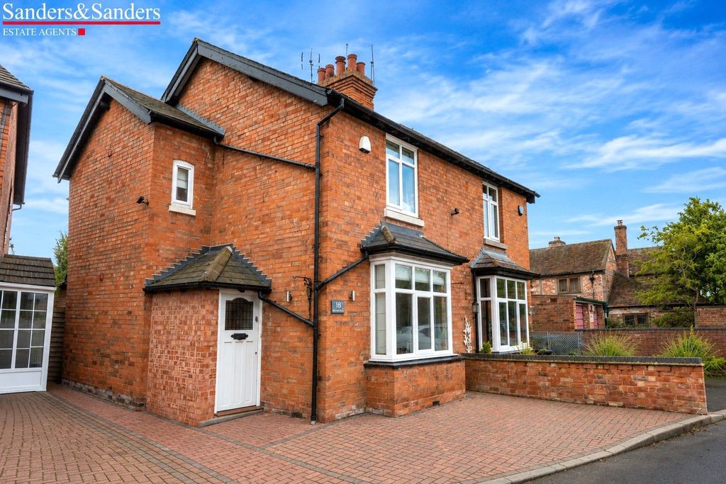3 bed semi-detached house for saleMoorfield Road, Alcester B49