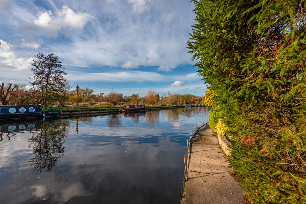 Additional image 8 of 4 bed detached bungalow for saleRiverside Avenue, Broxbourne EN10