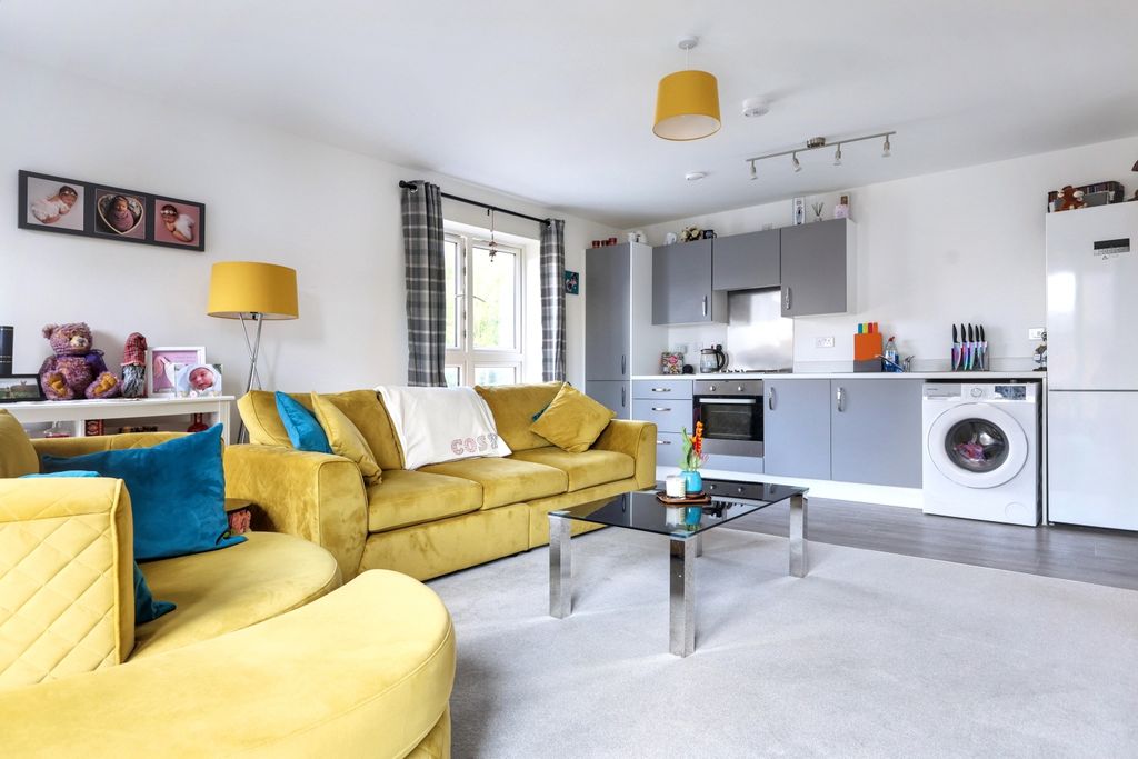 Additional image 4 of 2 bed flat for sale21 Hop House Furrow Crescent, Curbridge, Witney OX29
