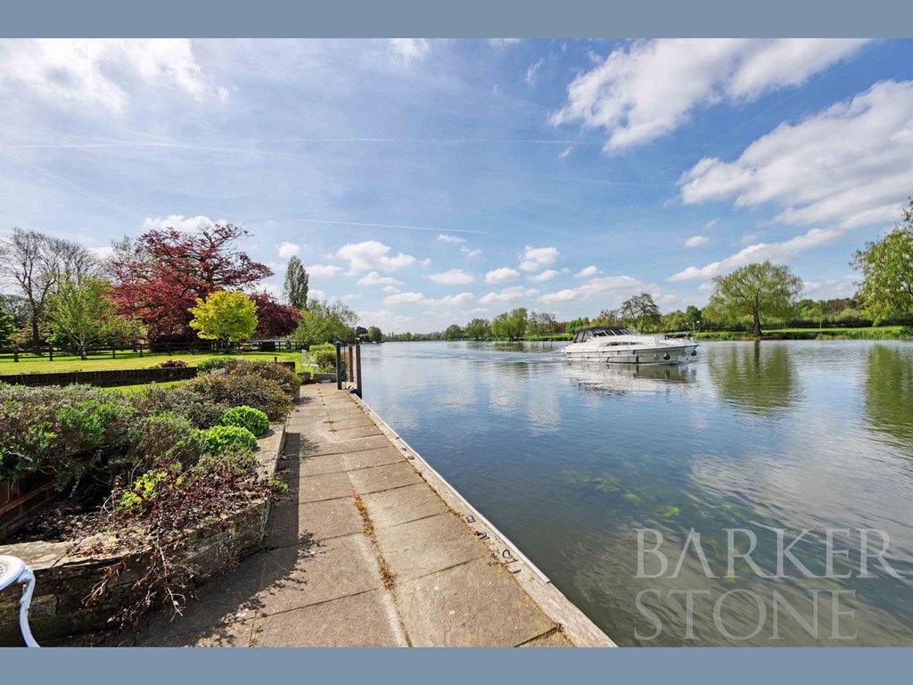 2 bed flat for saleRiversdale, Bourne End SL8 photo 2