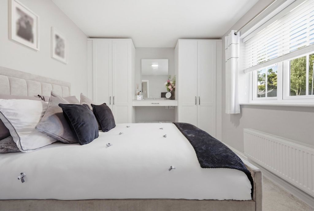 Additional image 7 of 2 bed flat for saleHampton Court, Basildon SS15