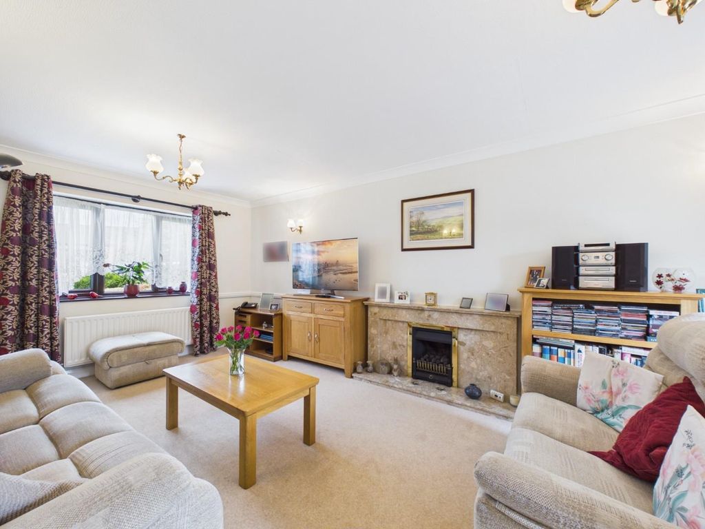 5 bed property for saleDalesway, Eldwick, Bingley BD16 photo 5