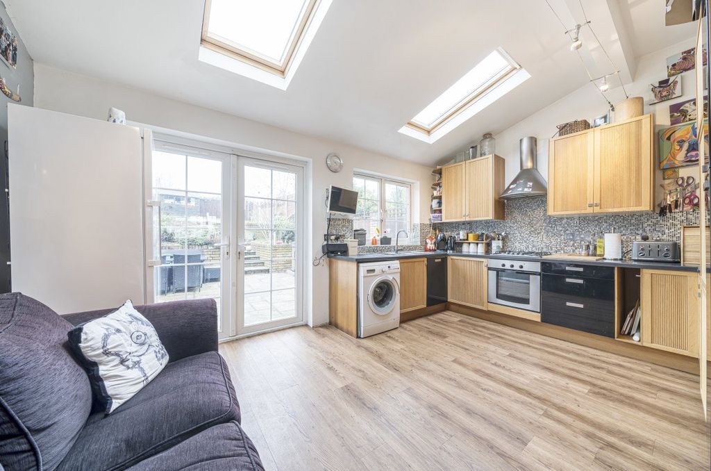Additional image 2 of 4 bed semi-detached house for saleConstance Crescent, Hayes, Kent BR2