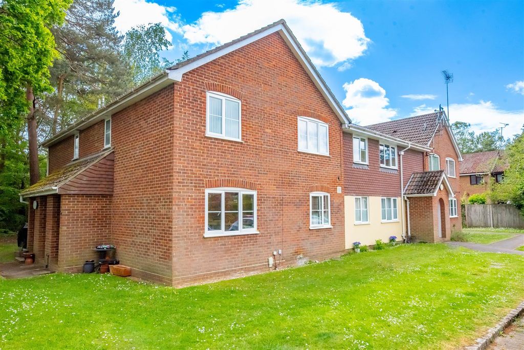 1 bed flat for saleAlbert Road, Bagshot GU19