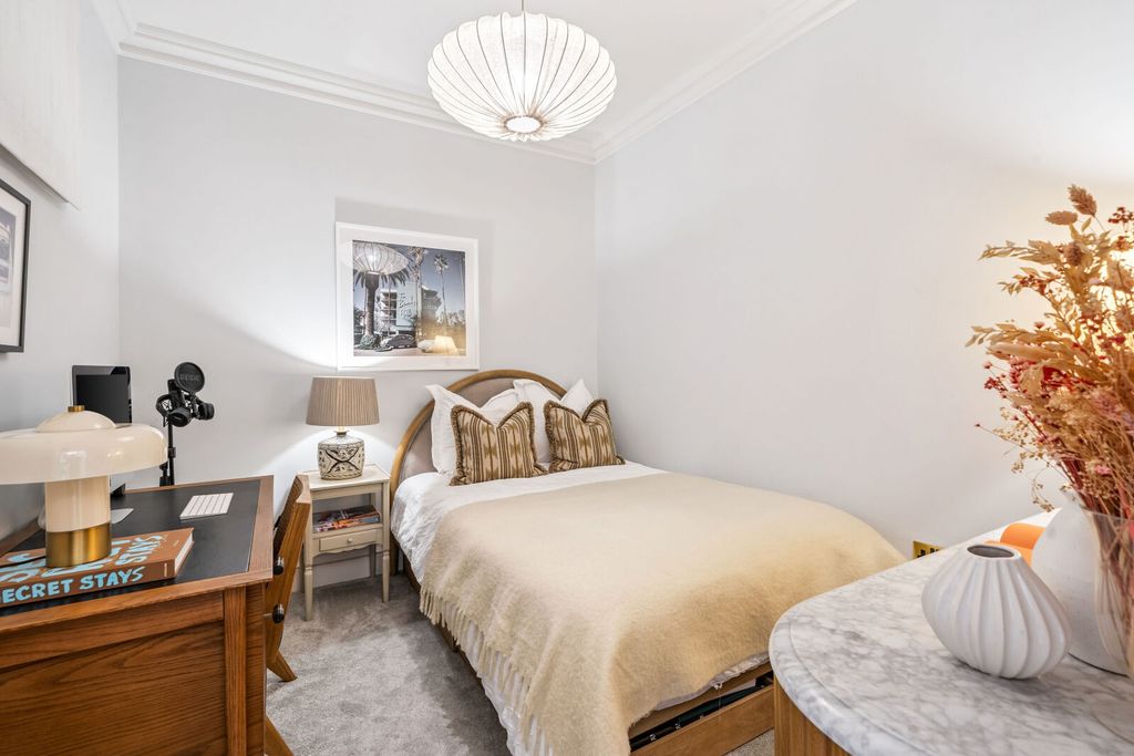 Additional image 8 of 3 bed flat for saleWilloughby Lane, Bromley BR1