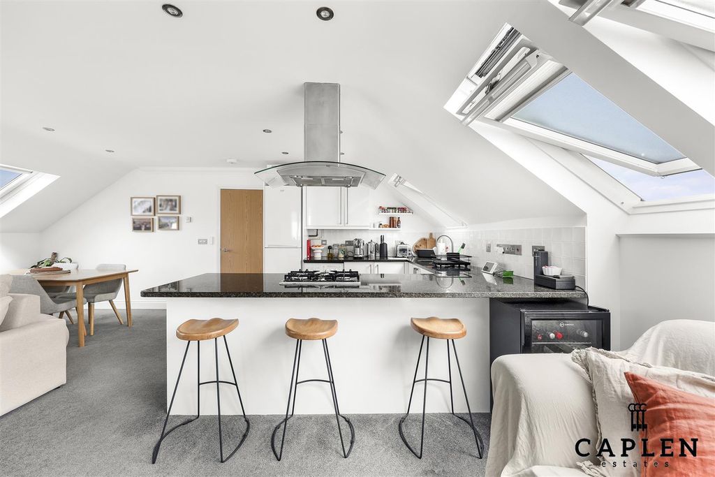 Additional image 6 of 2 bed flat for saleBeatrice Court, Buckhurst Hill IG9
