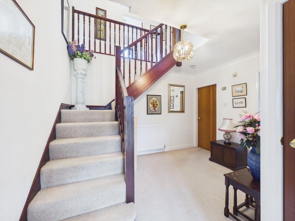 5 bed property for saleDalesway, Eldwick, Bingley BD16 photo 2