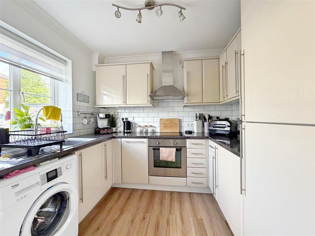 2 bed flat for saleStation Approach, Braintree CM7 photo 3