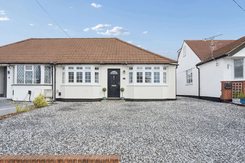 2 bed semi-detached bungalow for saleCarpenders Avenue, Carpenders Park WD19
