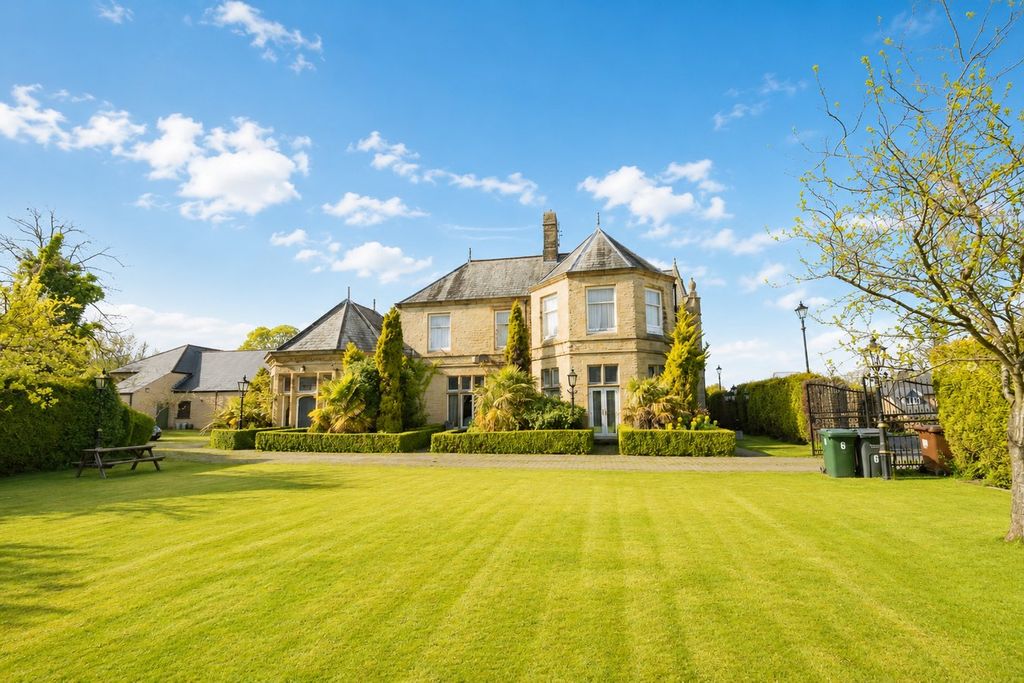 11 bed country house for saleGlenholme Park, Clayton, Bradford BD14