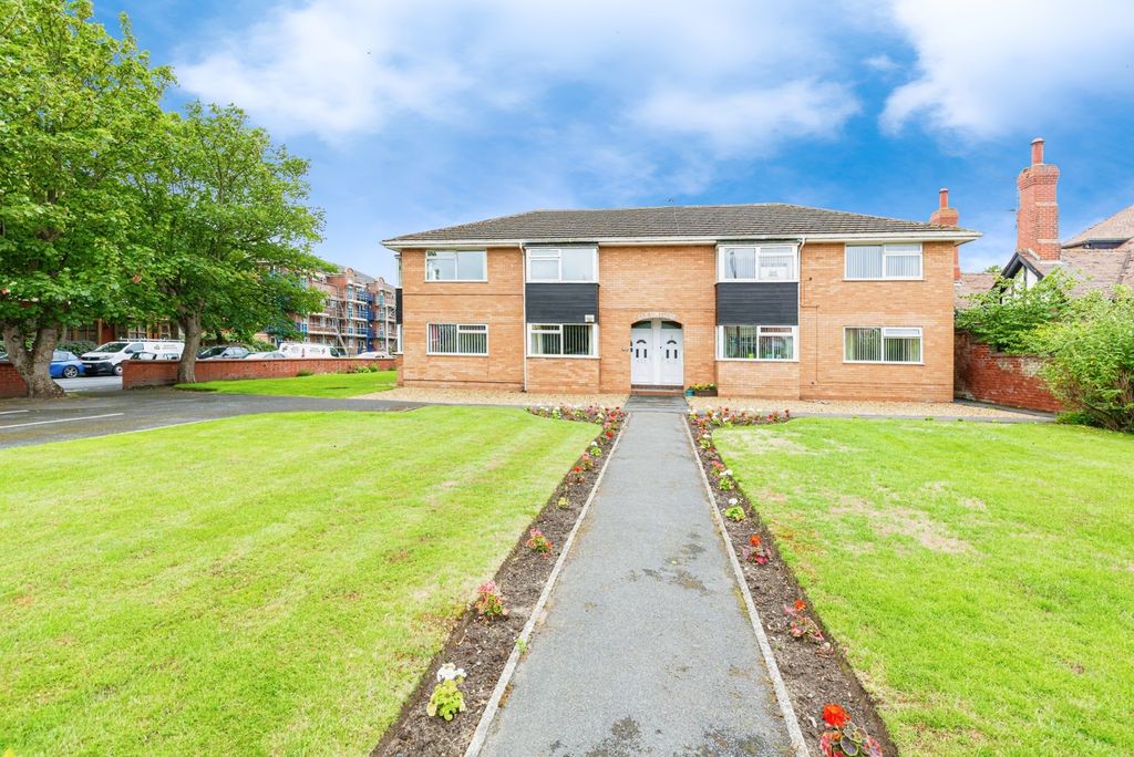 2 bed flat for saleClifton Drive South, Lytham St. Annes, Lancashire FY8