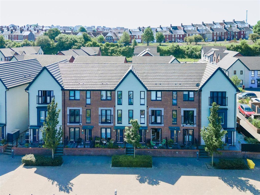 3 bed terraced house for saleRhodfa Cambo, Barry CF62