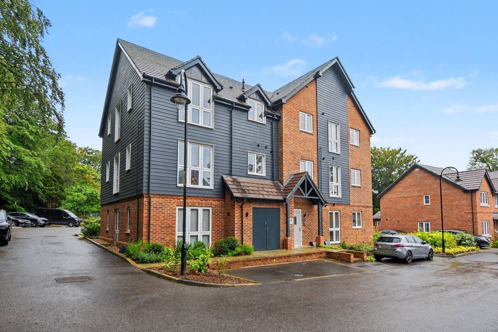 2 bed flat for saleFlat 3 Flynn House, Woodside Close, Bagshot GU19