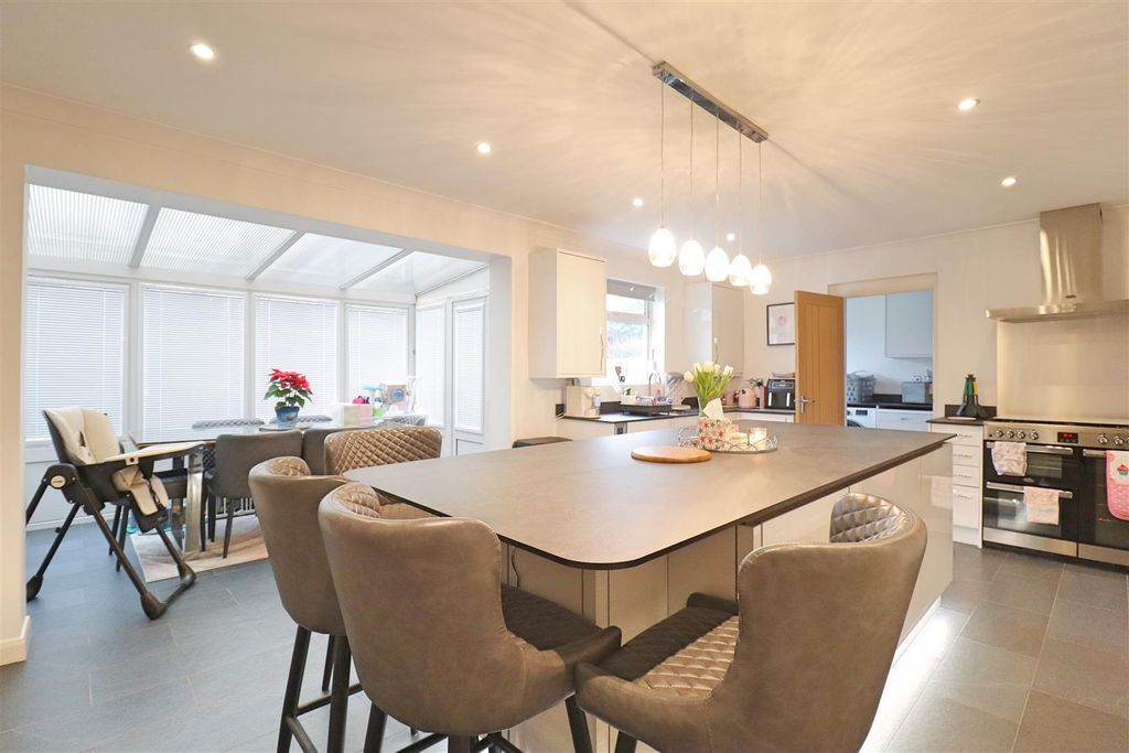 4 bed semi-detached house for saleAetheric Road, Braintree CM7 photo 3