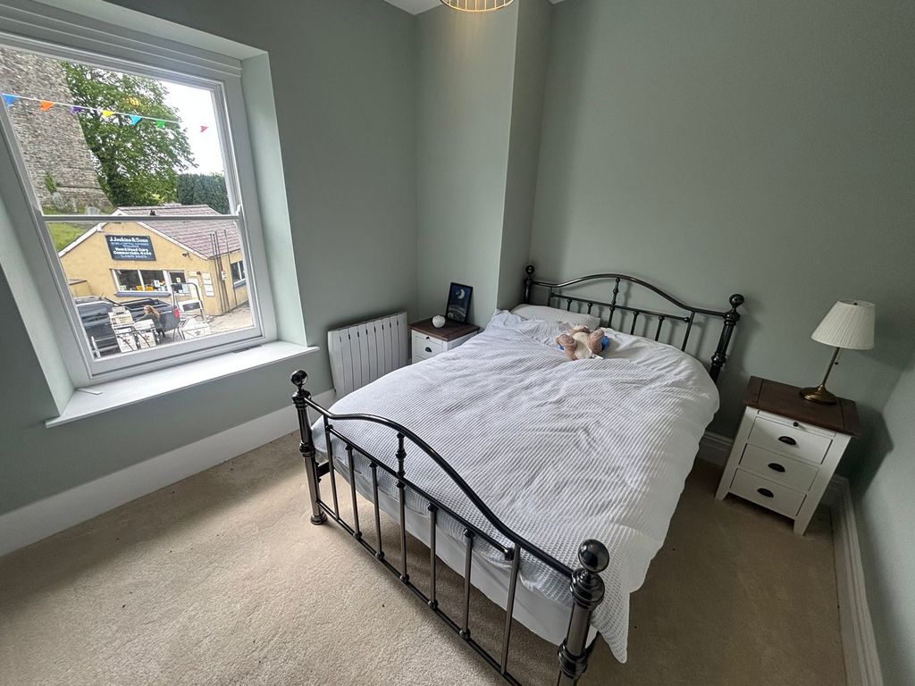 3 bed flat for saleThe Square, Tregaron SY25 photo 3