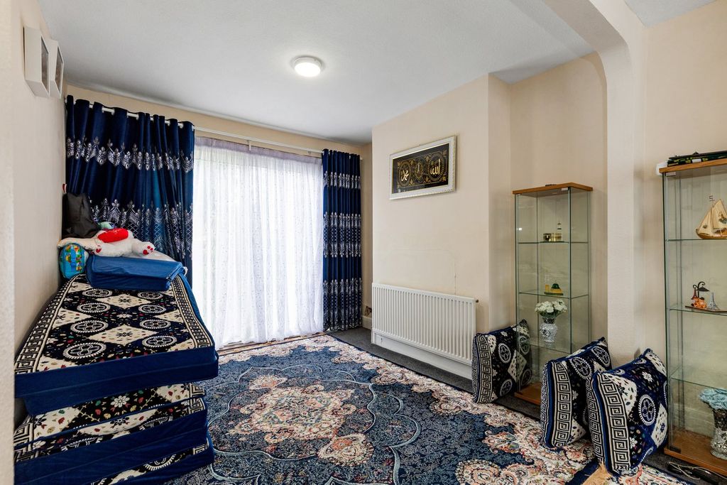 Additional image 2 of 3 bed terraced house for saleWakemans Hill Avenue, London NW9