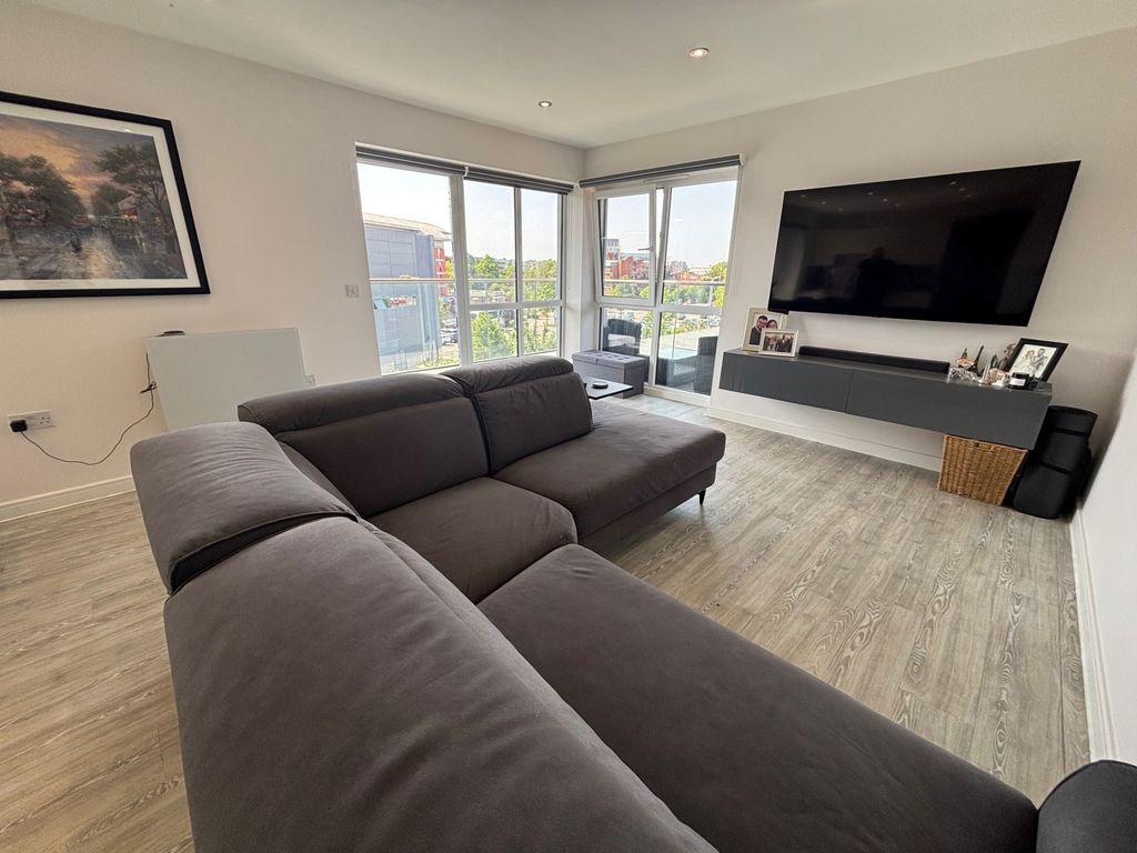 2 bed flat for saleHolmesley Road, Borehamwood WD6