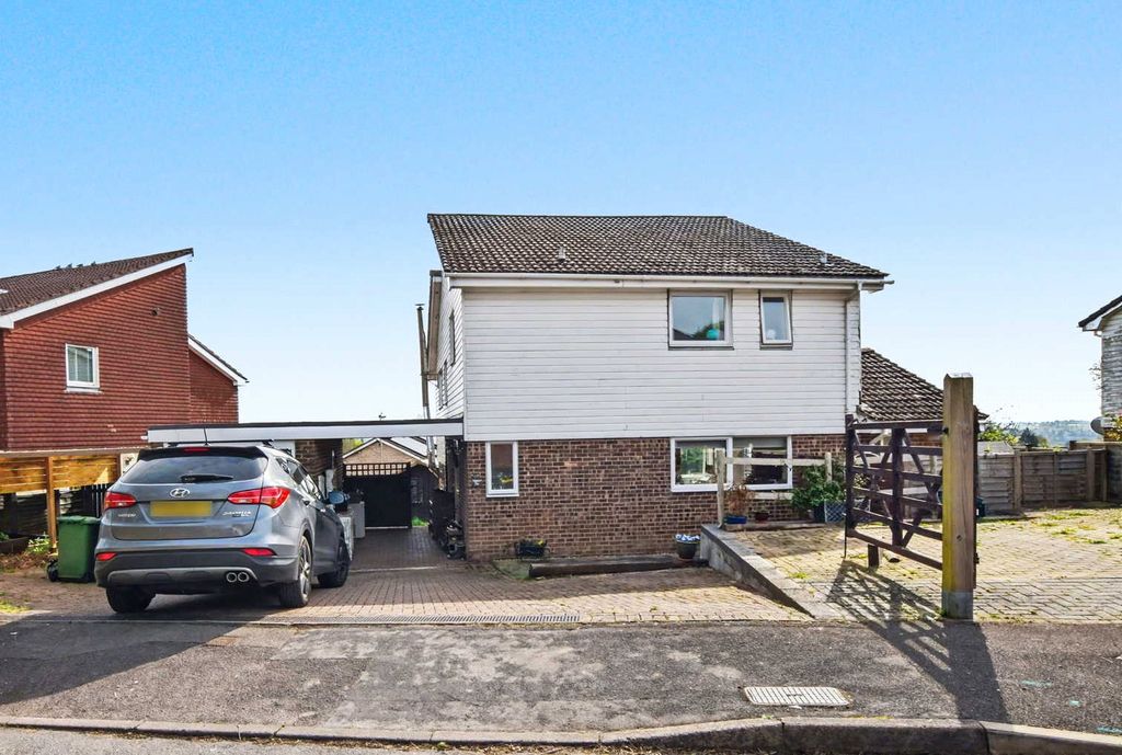 4 bed detached house for saleGrebe Close, Alton, Hampshire GU34