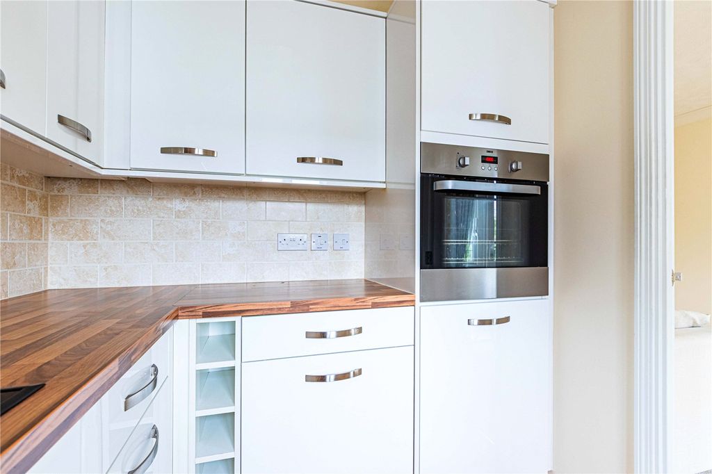 Additional image 3 of 1 bed flat for saleHigh Street, Berkhamsted, Hertfordshire HP4