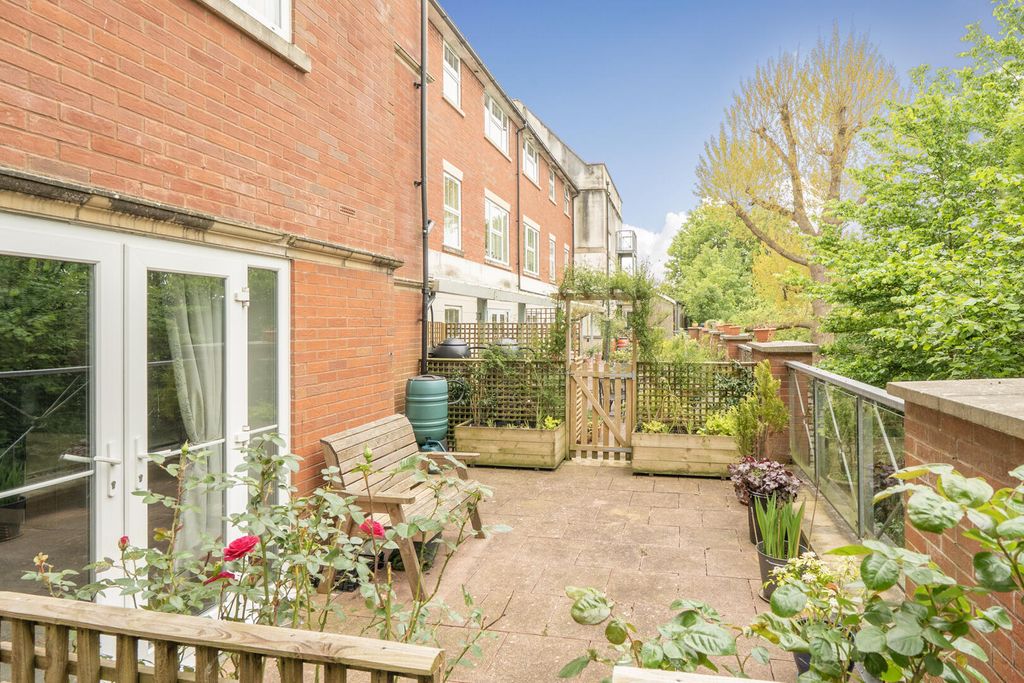 2 bed flat for saleMellowes Court, West Street, Axminster EX13