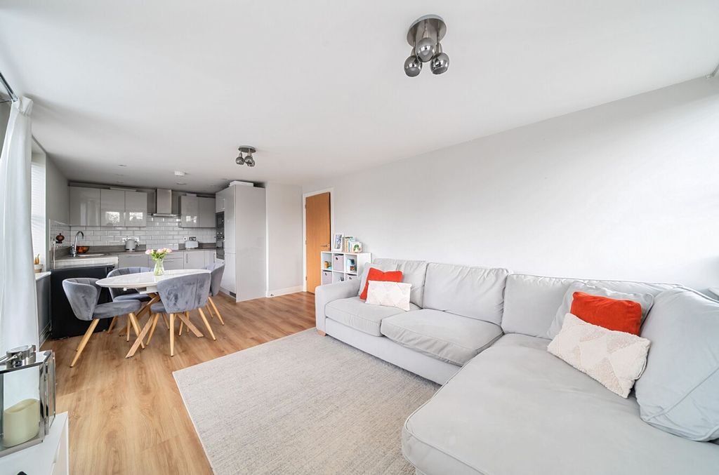 2 bed flat for saleGibbs Couch, Watford WD19 photo 3