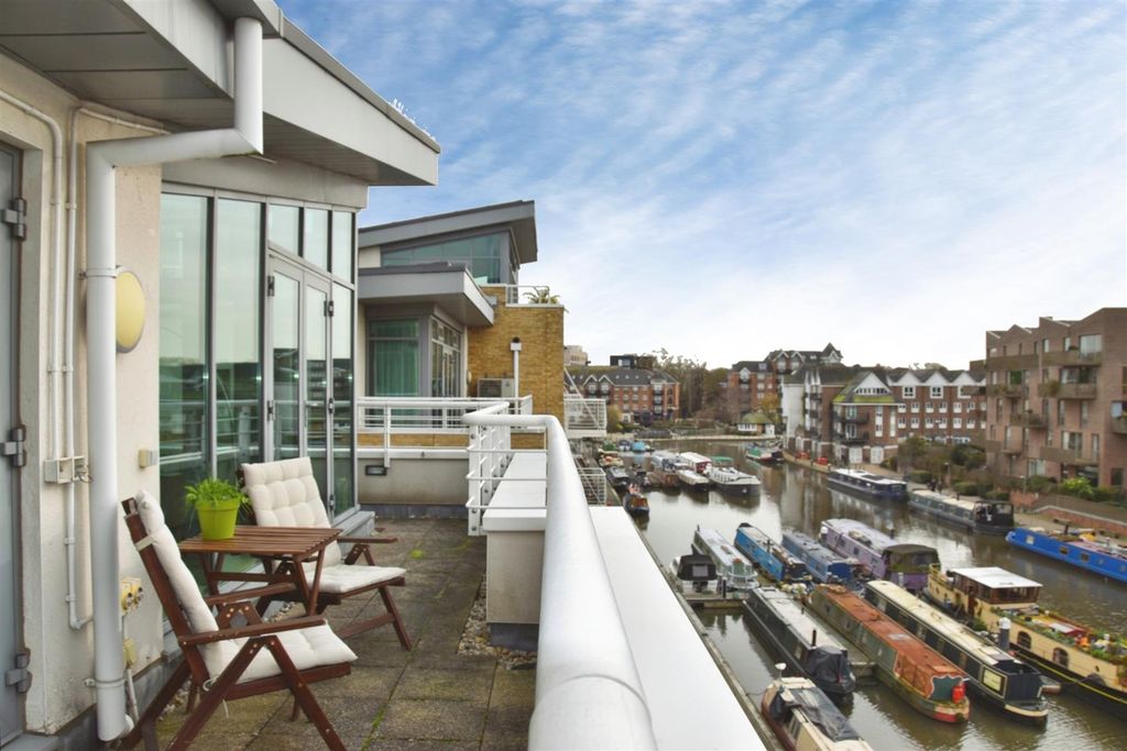 2 bed flat for saleTallow Road, Brentford TW8