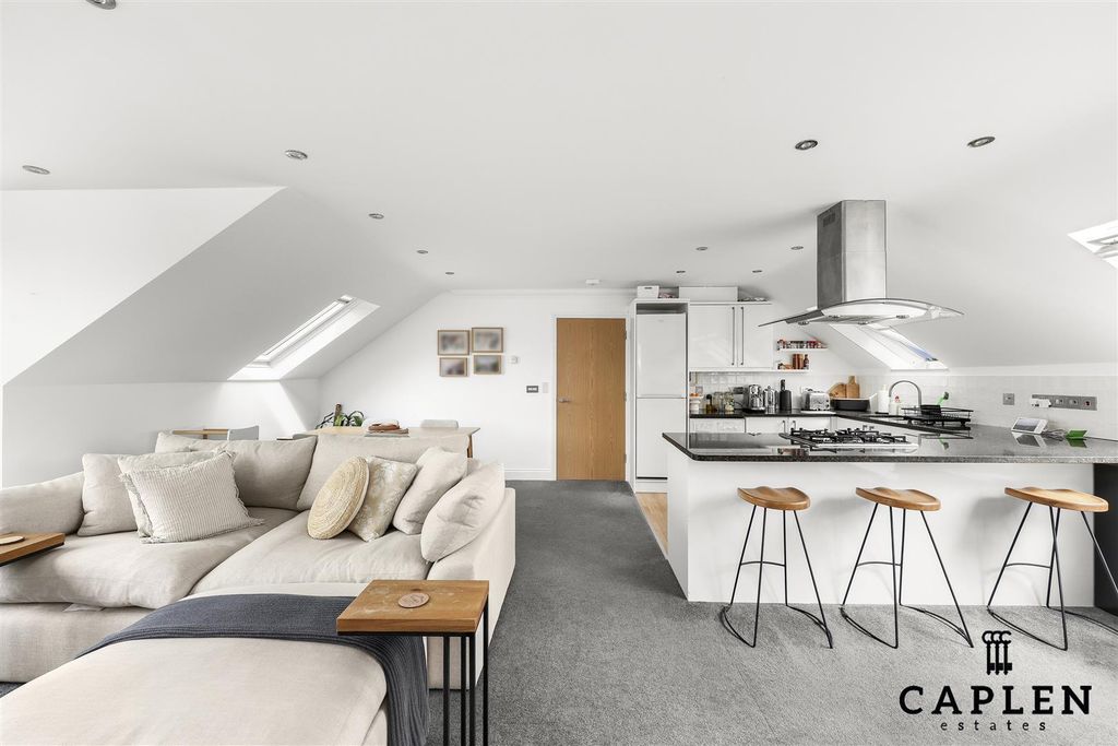 Additional image 5 of 2 bed flat for saleBeatrice Court, Buckhurst Hill IG9