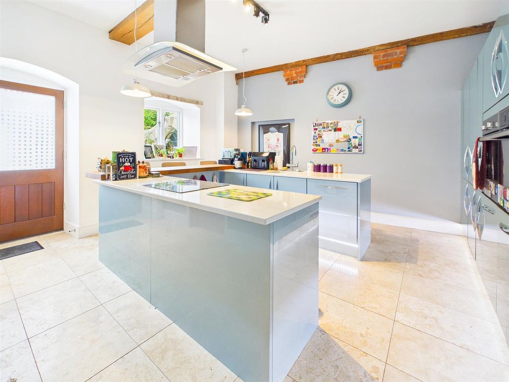 4 bed barn conversion for saleUndy, Caldicot NP26 photo 5