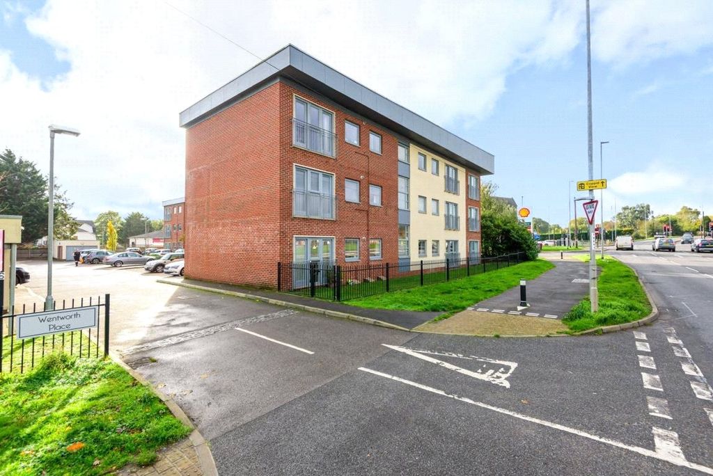 2 bed flat for saleLondon Road, Binfield, Bracknell, Berkshire RG42
