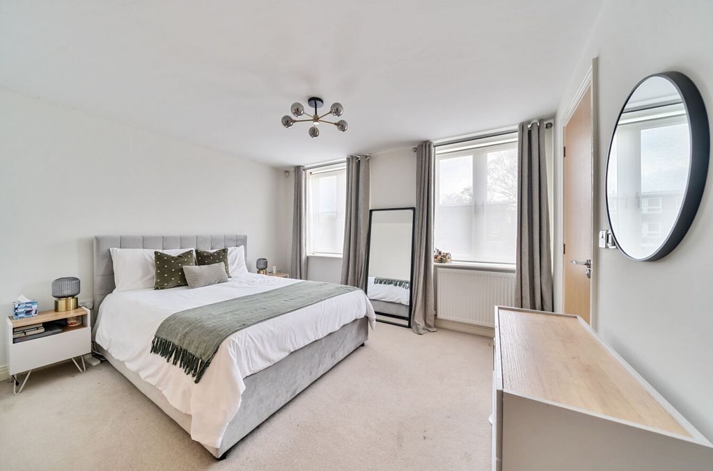 2 bed flat for saleGibbs Couch, Watford WD19 photo 5