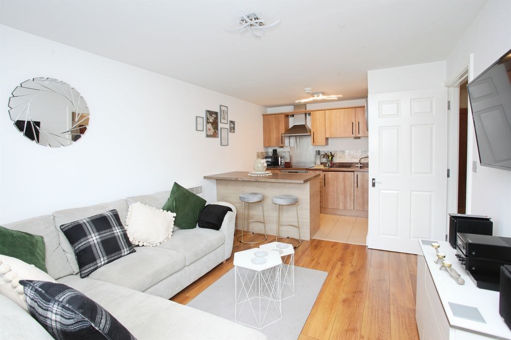 1 bed flat for saleCastle Mews, Caerphilly CF83 photo 2