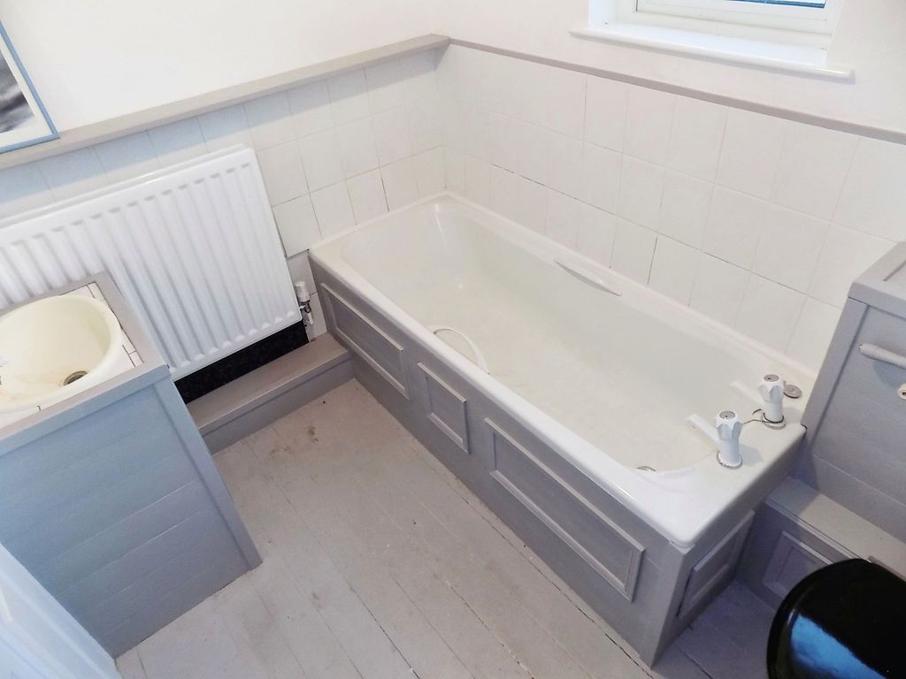 2 bed flat for saleElm Crescent, Bridgend CF31 photo 4