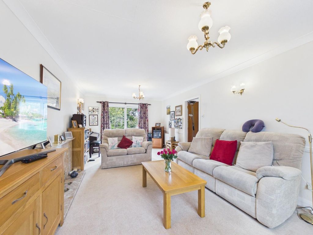 5 bed property for saleDalesway, Eldwick, Bingley BD16 photo 4