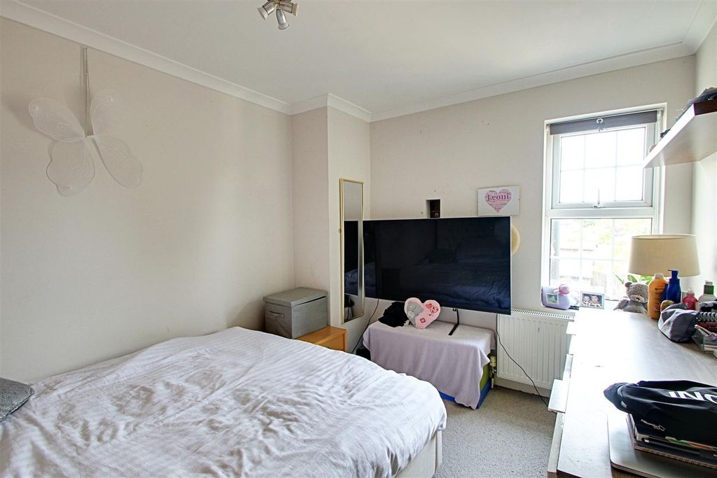 Additional image 8 of 4 bed property for saleAdrian Road, Abbots Langley WD5