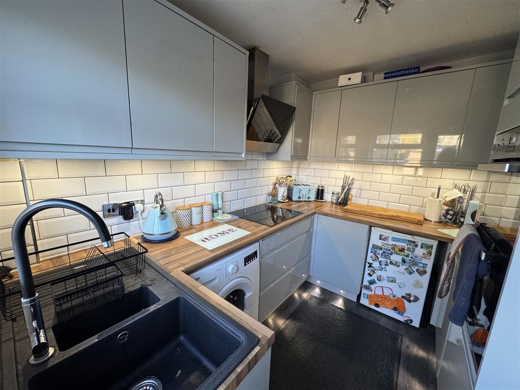 3 bed semi-detached house for saleMead Fields, Bridport, Dorset DT6 photo 4