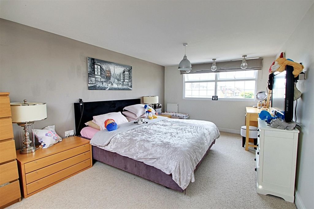 Additional image 5 of 4 bed property for saleAdrian Road, Abbots Langley WD5