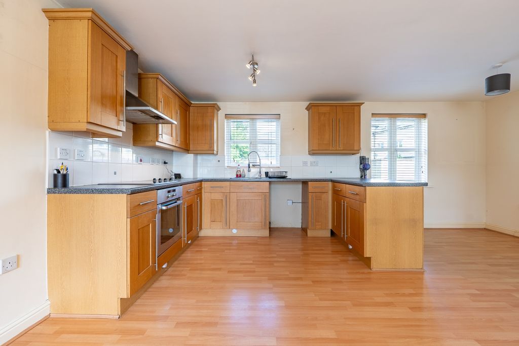 Additional image 5 of 2 bed flat for saleHeyford House, 65 Trefoil Way, Carterton, Oxfordshire OX18