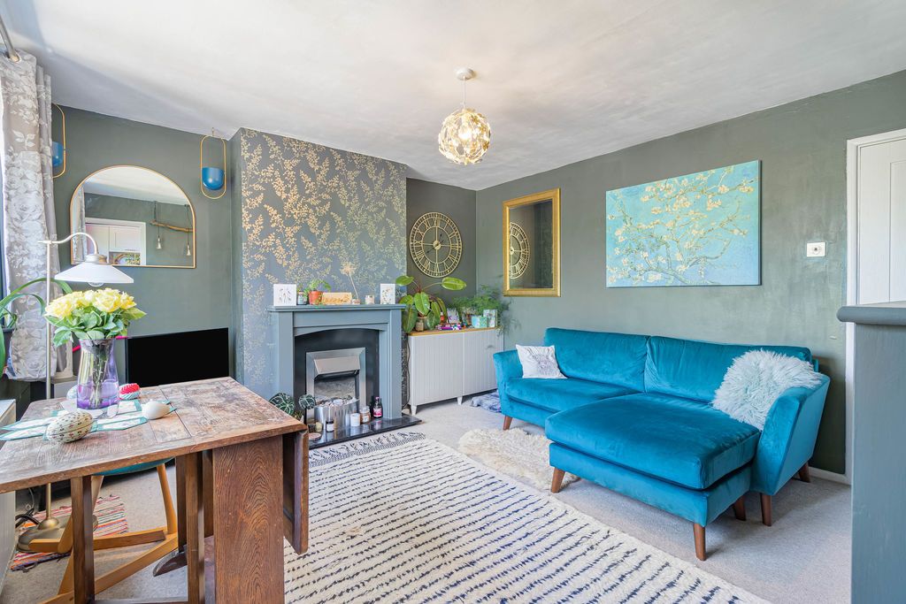2 bed flat for saleBurr Close, Bexleyheath DA7 photo 3